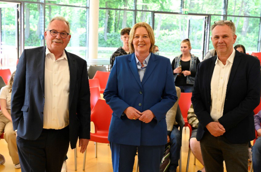 In der Cafeteria des Kempener Berufskollegs stellt Udo Schiefner (links) die Bundestagspräsidentin Bärbel Bas den Schülern und Lehrern vor. Rechts der stellvertretende Schulleiter Uwe Lagac.